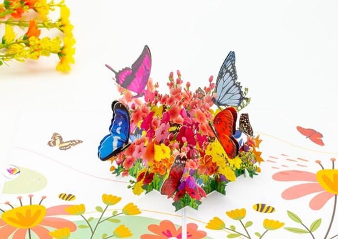 Поздравителна картичка Pop-up "Цветя и пеперуди"